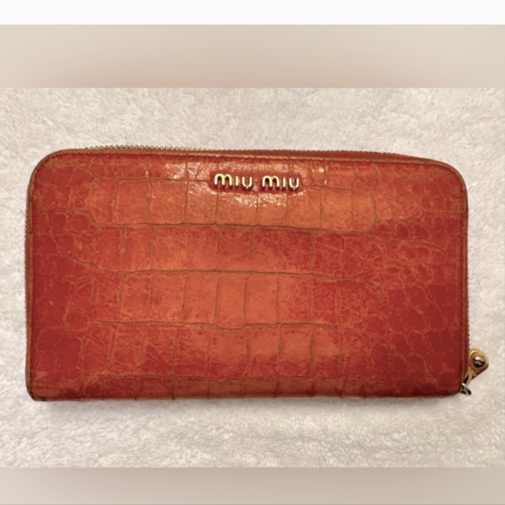 Long wallet Authentic Miu Miu all leather zippy long wallet